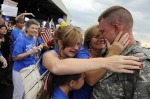 fotografia vojaka vracajúceho sa z Iraku, zvítajúceho sa s rodinou